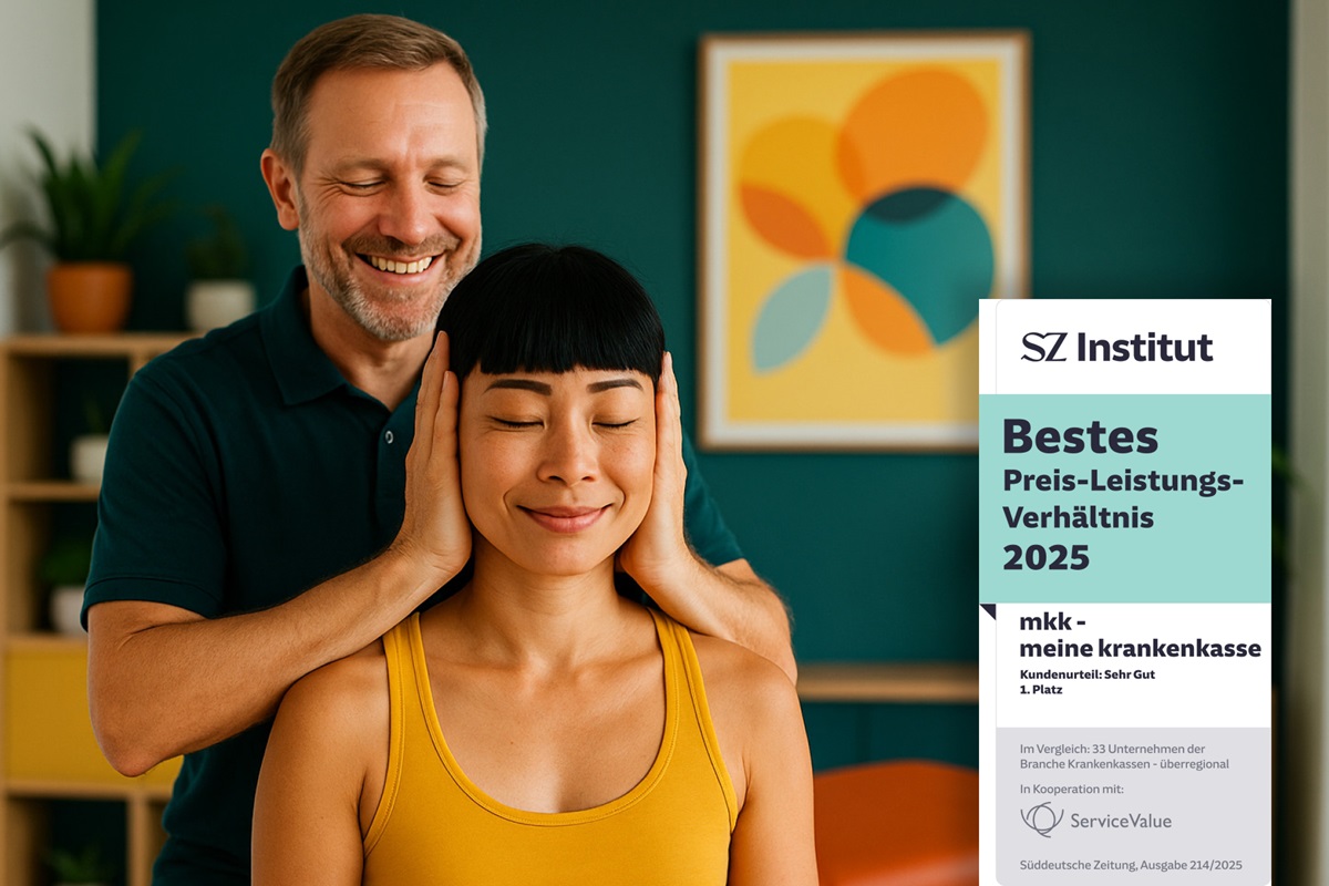 Ein Osteopath behandelt eine asiatisch aussehende Frau.