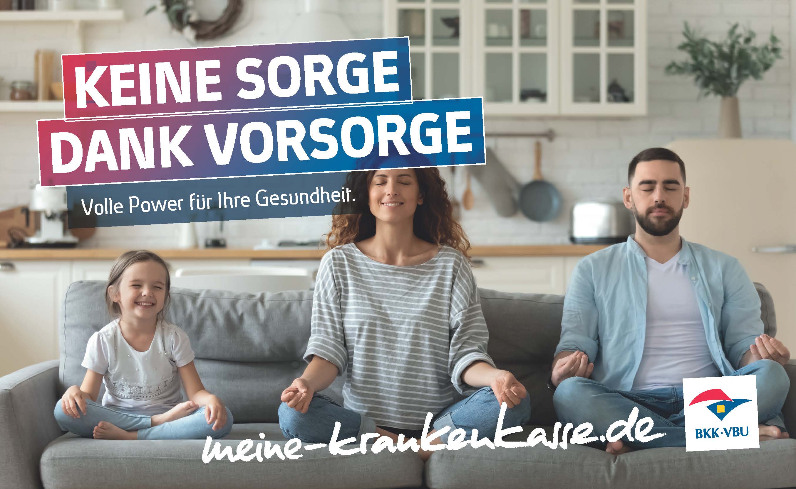 Dreik&ouml;pfige Familie sitzt auf dem Sofa und meditiert