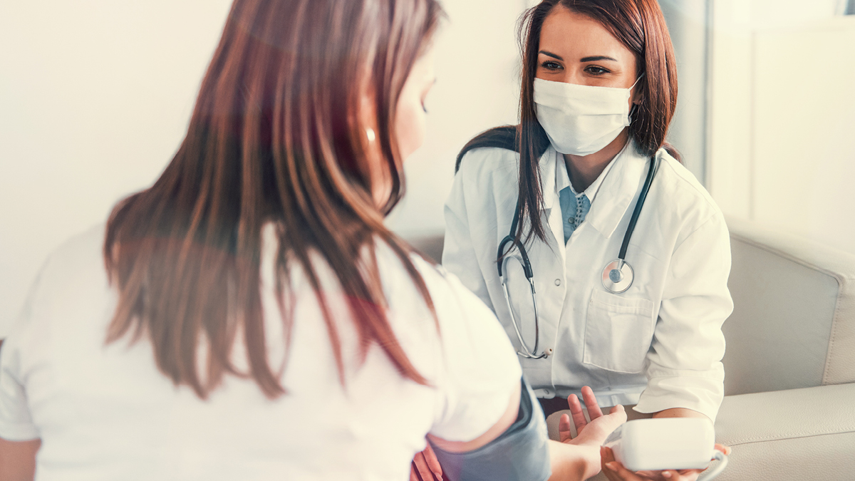Ärztin mit Patientin bei einer Vorsorgeuntersuchung