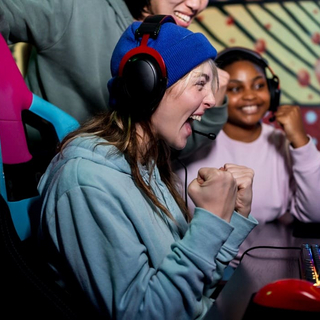 Aufgeregte Spielerin gewinnt Online-Videospiel-Turnier