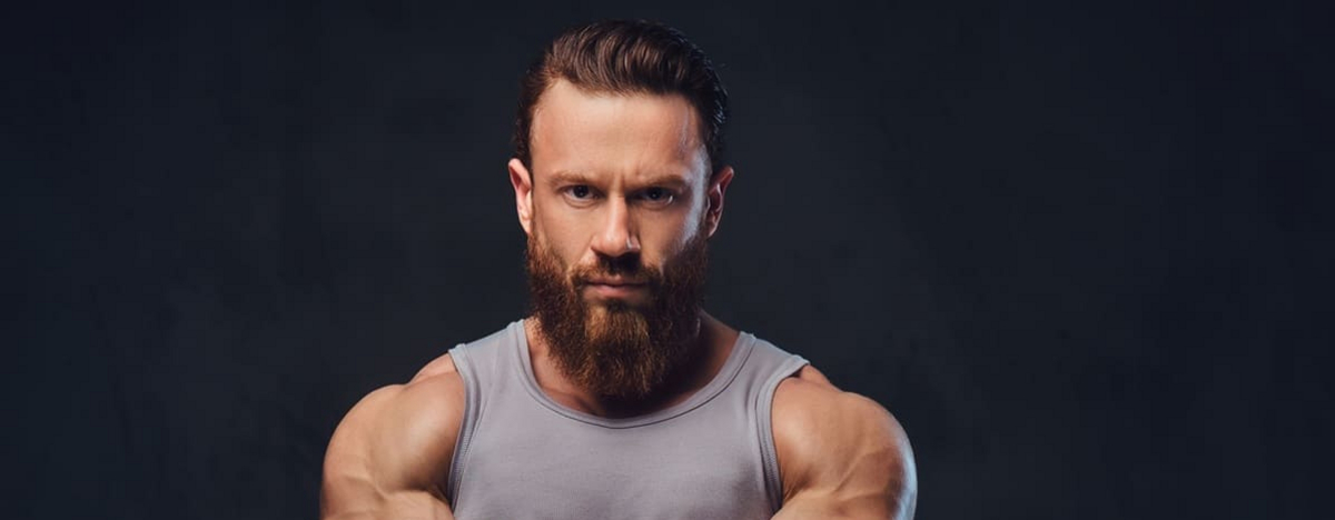 B&auml;rtige Bodybuilder in einem Tank Top gekleidet.