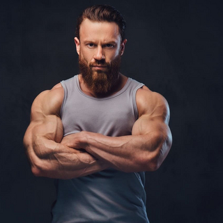 B&auml;rtige Bodybuilder in einem Tank Top gekleidet.
