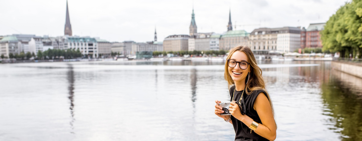 Foto einer Frau, die an der Alster sitzt