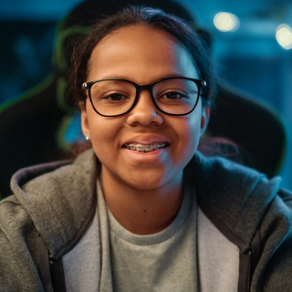 Junges M&auml;dchen mit Zahnspange