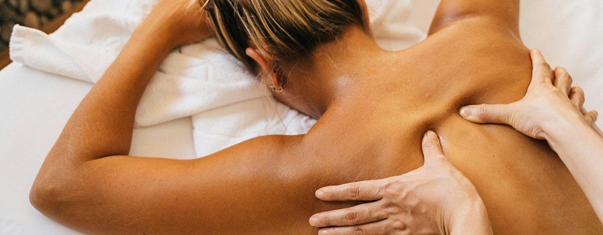 Frau genie&szlig;t eine R&uuml;ckenmassage