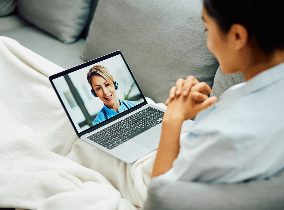 In einer Videoberatung holt sich die an Menstruationsbeschwerden leidende Frau Hilfe bei einer &Auml;rztin