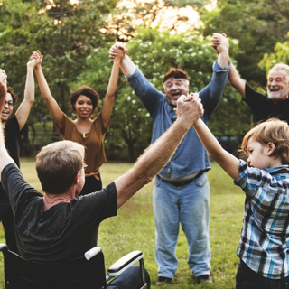 Eine Gruppe Menschen fasst sich an den H&auml;nden