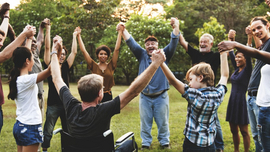 Eine Gruppe Menschen fasst sich an den H&auml;nden