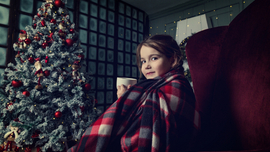 M&auml;dchen ist in einer Decke eingeh&uuml;llt und trinkt Tee