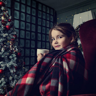 M&auml;dchen ist in einer Decke eingeh&uuml;llt und trinkt Tee