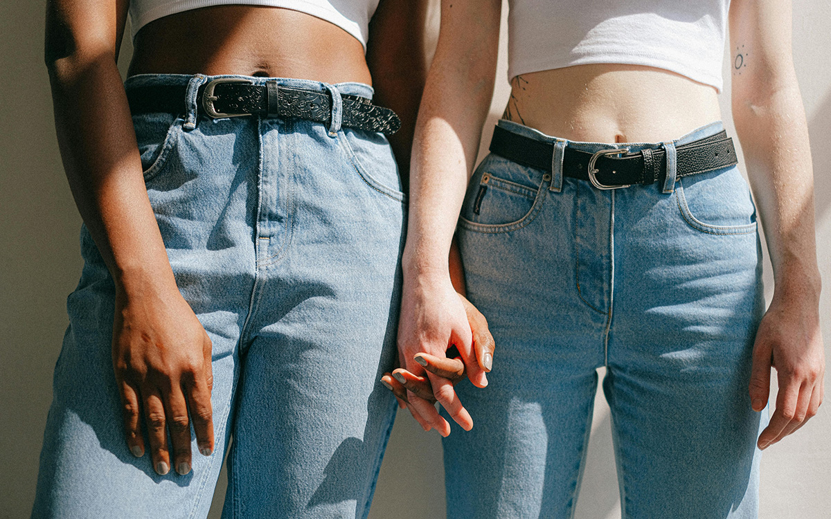 Zwei Frauen halten H&auml;ndchen