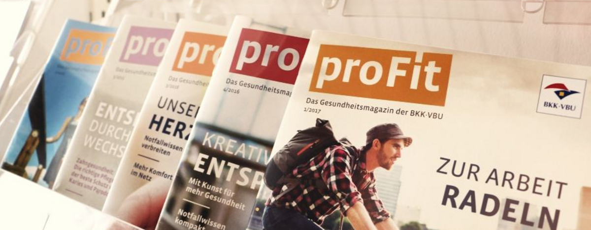 Ein Zeitungsst&auml;nder mit verschiedenen Ausgaben der Mitgliederzeitschrift ProFit der BKK VBU