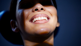 Frau mit sch&ouml;nem L&auml;cheln