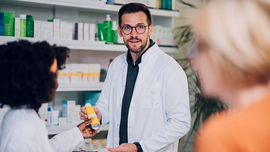 Portr&auml;t eines Mannes, der in einer Apotheke arbeitet