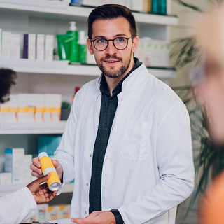 Portr&auml;t eines Mannes, der in einer Apotheke arbeitet