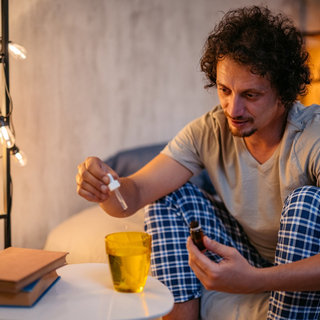 Ein Mann im mittleren Alter nutzt Hausmittel beim Einschlafen.