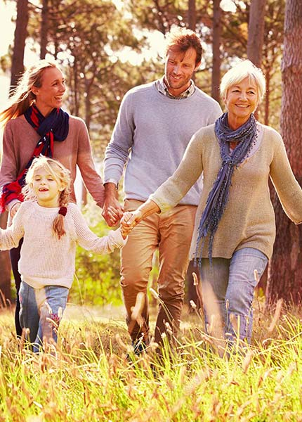 BKK VBU Lebensphase Familien: Familie mit mehreren Generationen spazieren im Wald