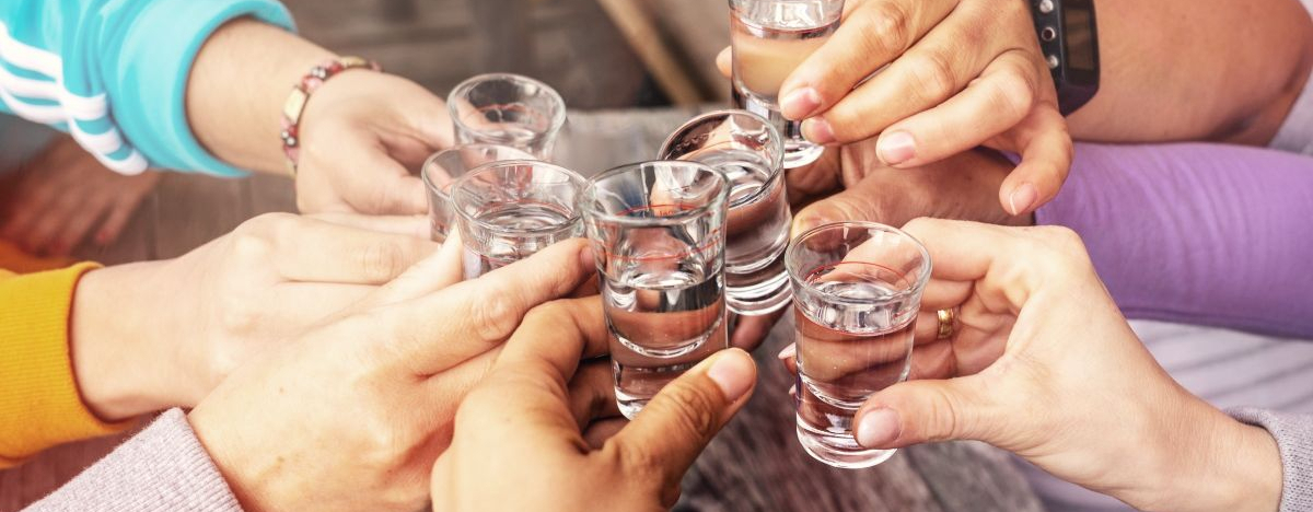 Ansto&szlig;en mit Schnaps