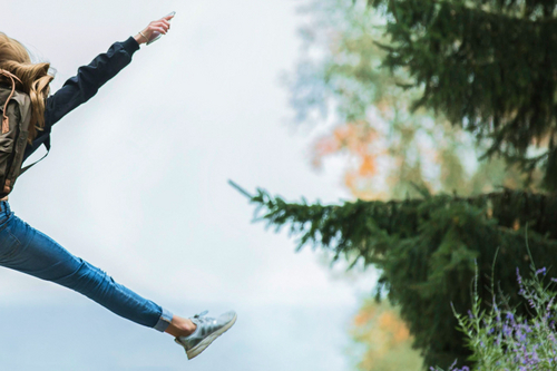 Junge Frau im Wald beim Wandern