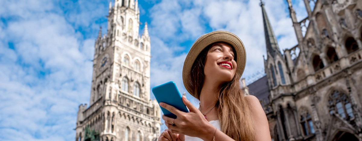 Foto einer Frau, die am Marienplatz in M&uuml;nchen vor dem Rathaus steht