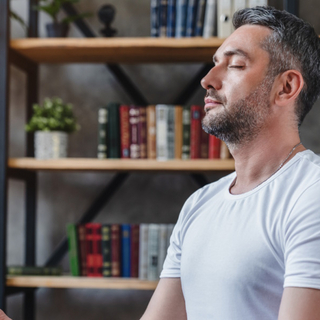 Meditierender Mann im Schneidersitz