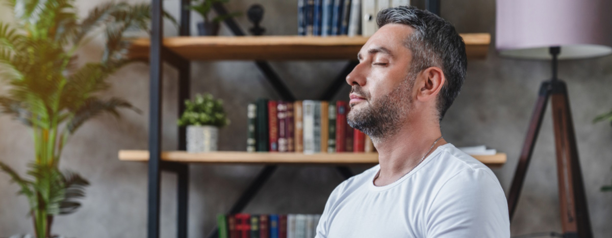 Meditierender Mann im Schneidersitz