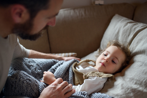 Vater k&uuml;mmert sich um kranke Tochter