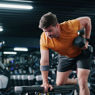 Fitness, Mann und Training mit Kurzhantelrudern im Fitnessstudio f&uuml;r Muskelaufbau, Kraft und Wachstum. Gewichtheben, Bodybuilder- und Strong-Person-&Uuml;bungen f&uuml;r Krafttraining.