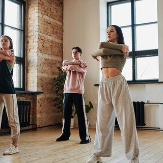 Eine Gruppe macht Fitness&uuml;bungen in einem Sportstudio
