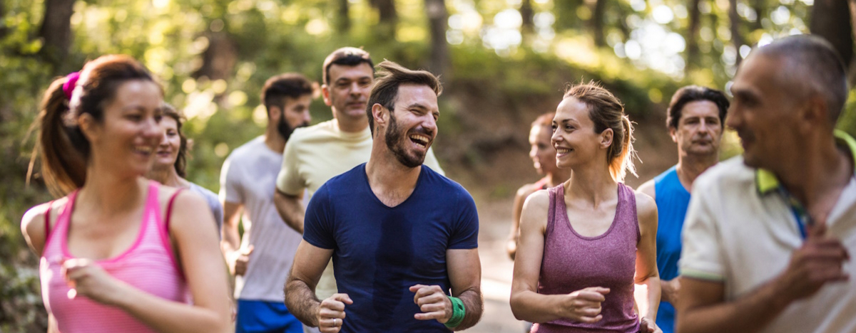 Gemischte Sportgruppe l&auml;uft gemeinsam im Wald