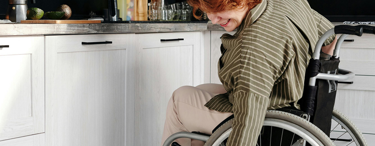 Frau im Rollstuhl