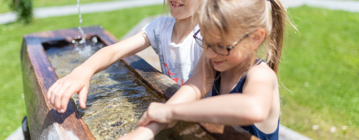 Zwei M&auml;dchen machen Armg&uuml;sse ala Kneipp