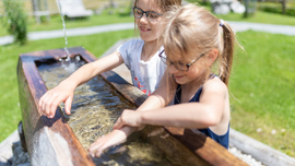 Zwei M&auml;dchen machen Armg&uuml;sse ala Kneipp