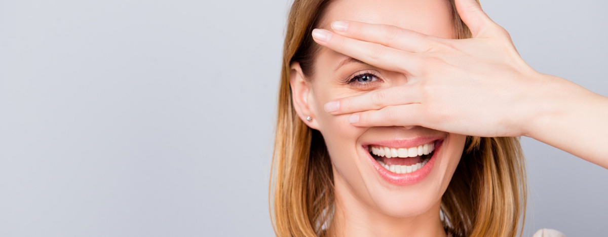Frau h&auml;lt sich Finger vor die Augen