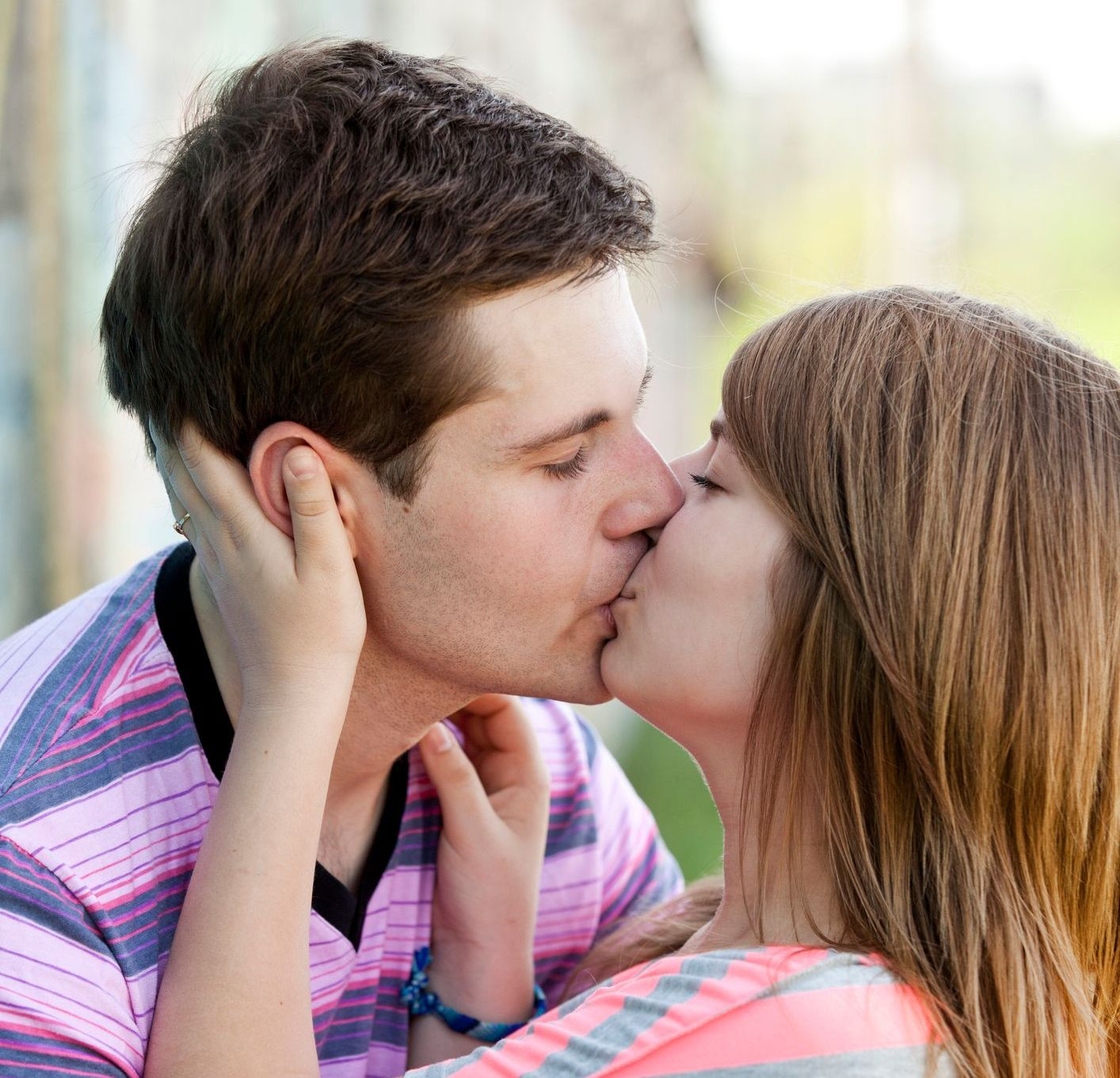 Junges Paar zeigt ihre Liebe zueinander mit einem Kuss