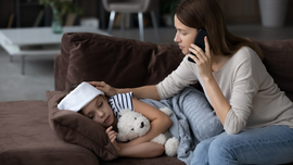 Frau ruft den Arzt f&uuml;r ihr krankes Kind