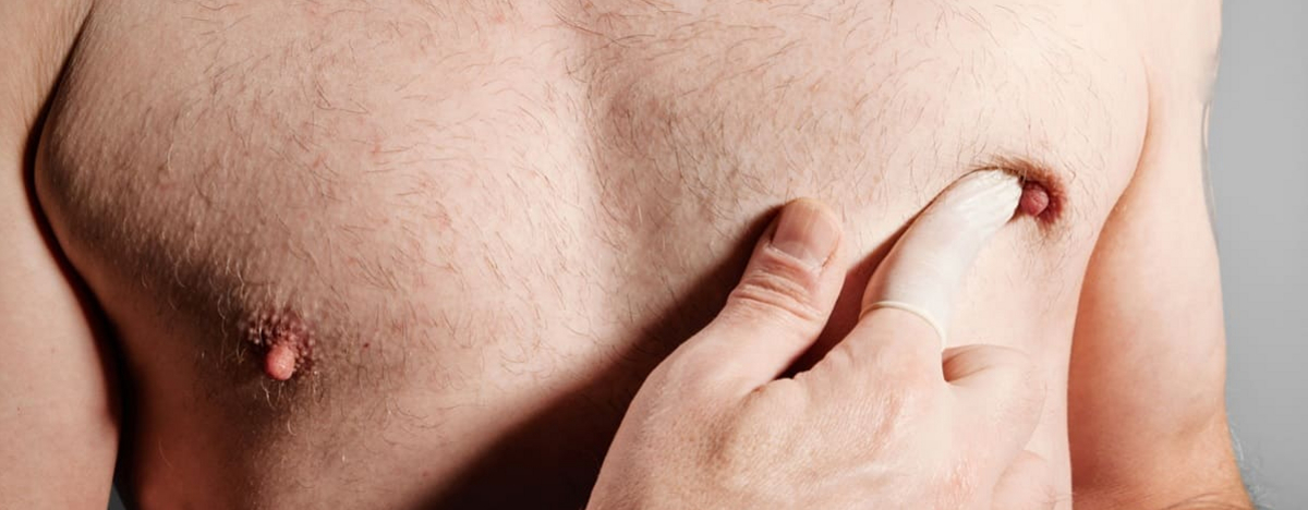 Mann dr&uuml;ckt Brust mit Finger.