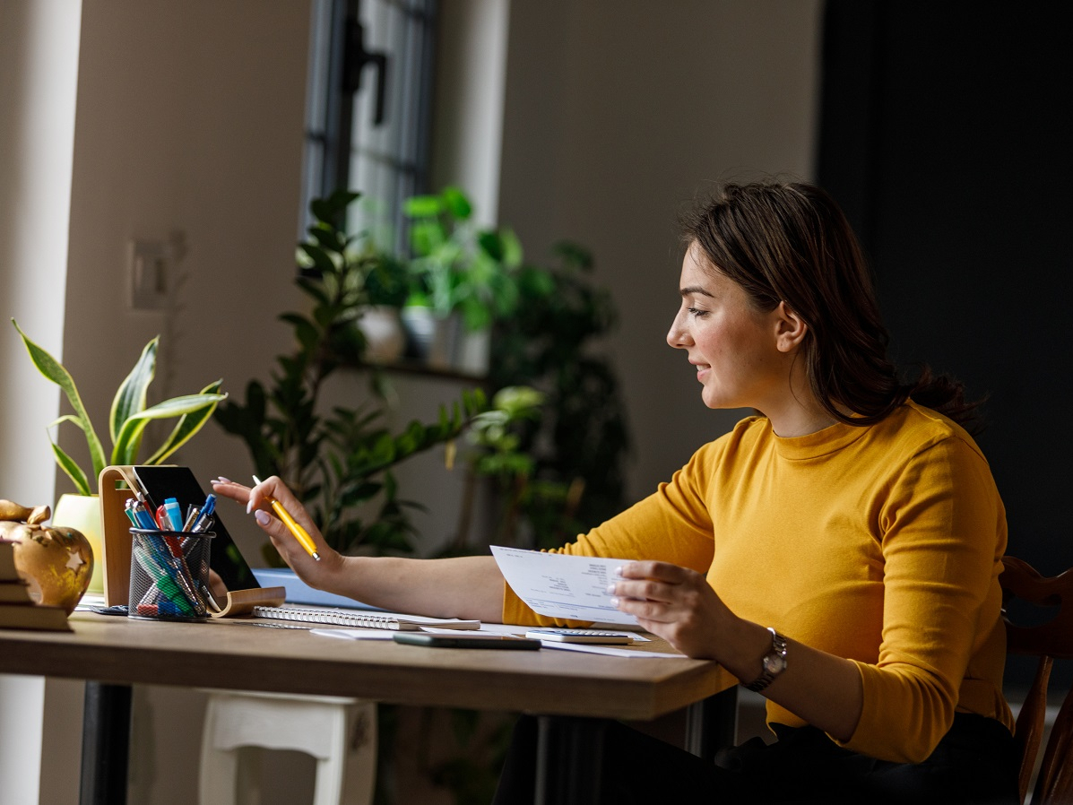 Frau sitzt zu Hause und arbeitet