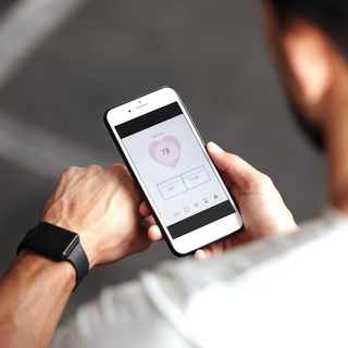 Kontrolle Smartphone und Smartwatch
