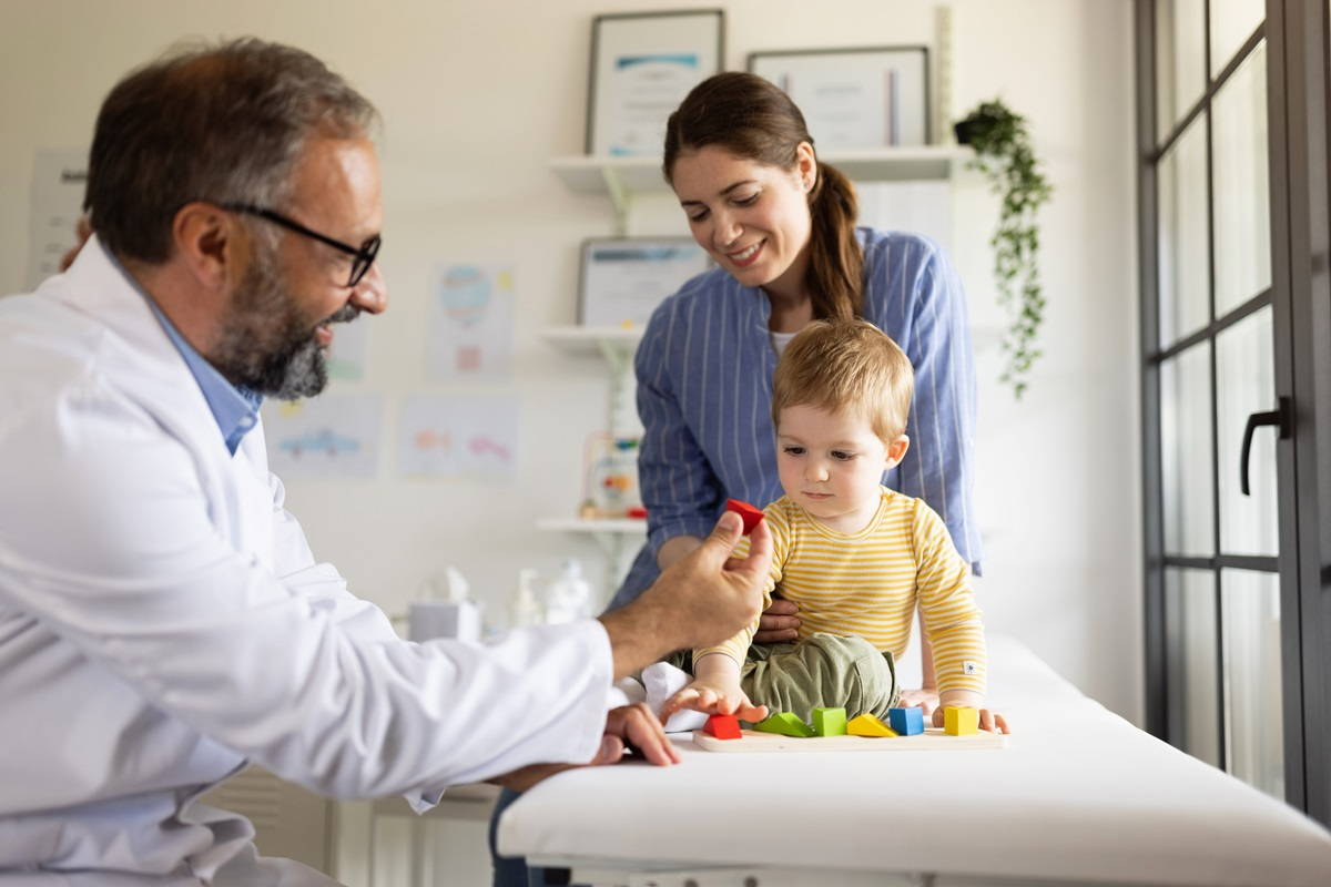 Eine Mutter ist mit ihren Kleinkind beim Kinderarzt.