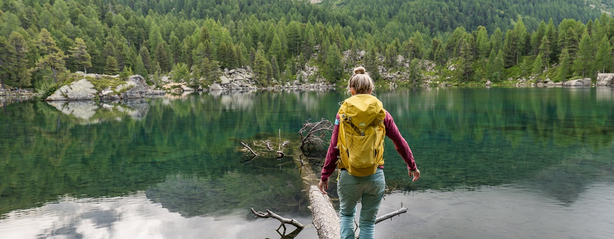 Ruhe und Entspannung am Bergsee beim Wandern