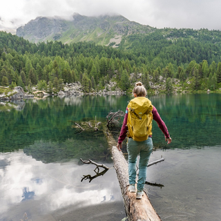 Ruhe und Entspannung am Bergsee beim Wandern