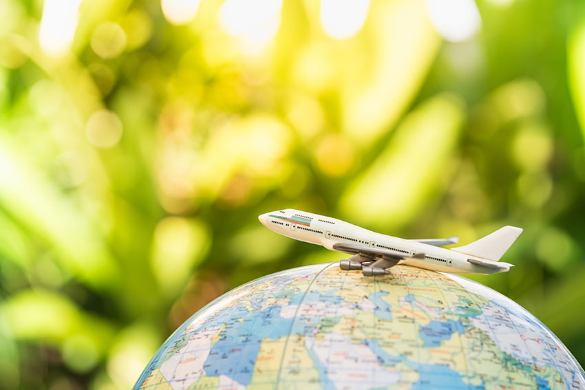 Flugzeugmodell auf einer Weltkugel