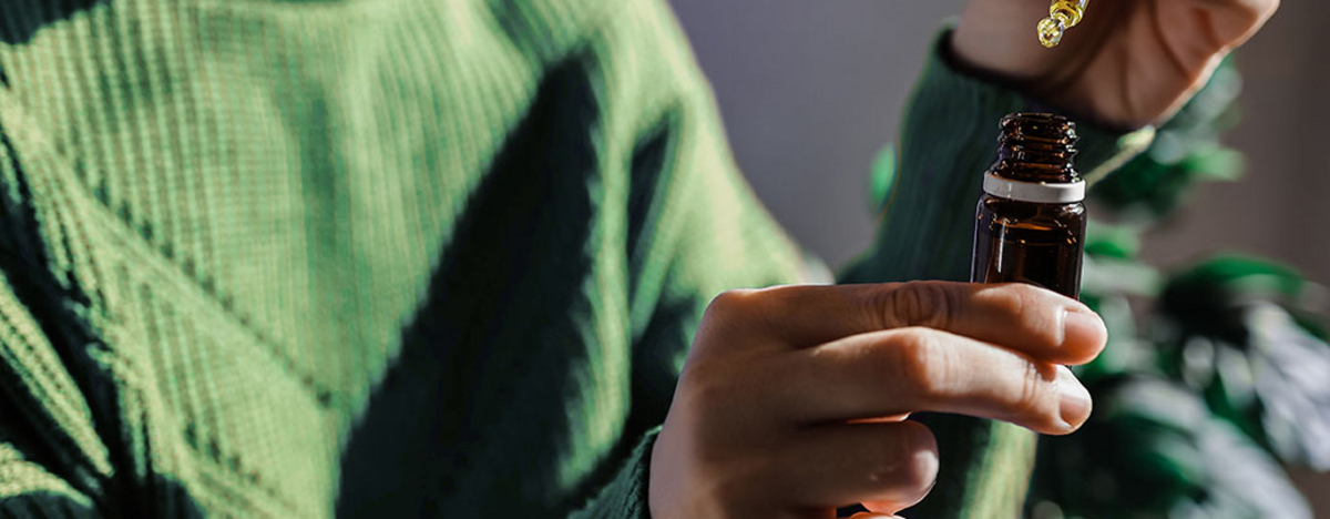 Frau h&auml;lt medizinisches Fl&auml;schen in der Hand