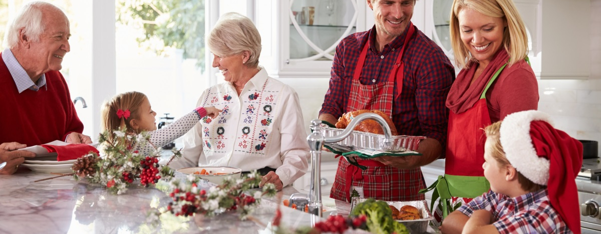 Familie backt gemeinsam zu Weihnachten