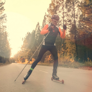 Mann praktiziert Nordic Skating im freien auf Asphalt