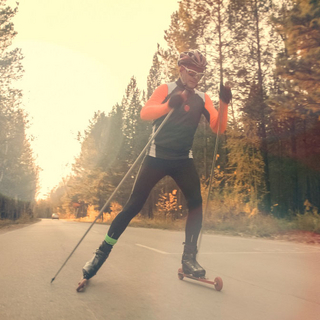 Mann praktiziert Nordic Skating im freien auf Asphalt