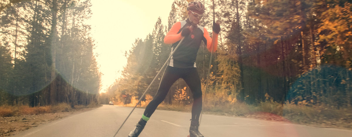 Mann praktiziert Nordic Skating im freien auf Asphalt