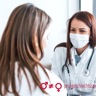 &Auml;rztin mit Patientin im Gespr&auml;ch