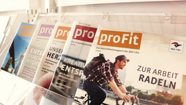 Ein Zeitungsst&auml;nder mit verschiedenen Ausgaben der Mitgliederzeitschrift ProFit der BKK VBU